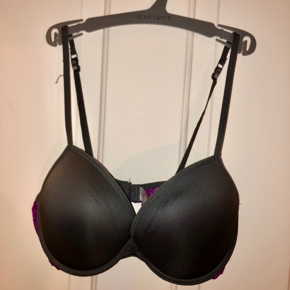 🔥🔥38C plunging neckline with light padding.💕
